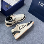 Sneakers beige con dettagli neri, suola antiscivolo e packaging di lusso, stile urbano moderno.