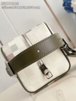 Borsa elegante a struttura con cinturino verde oliva e dettagli metallici raffinati.