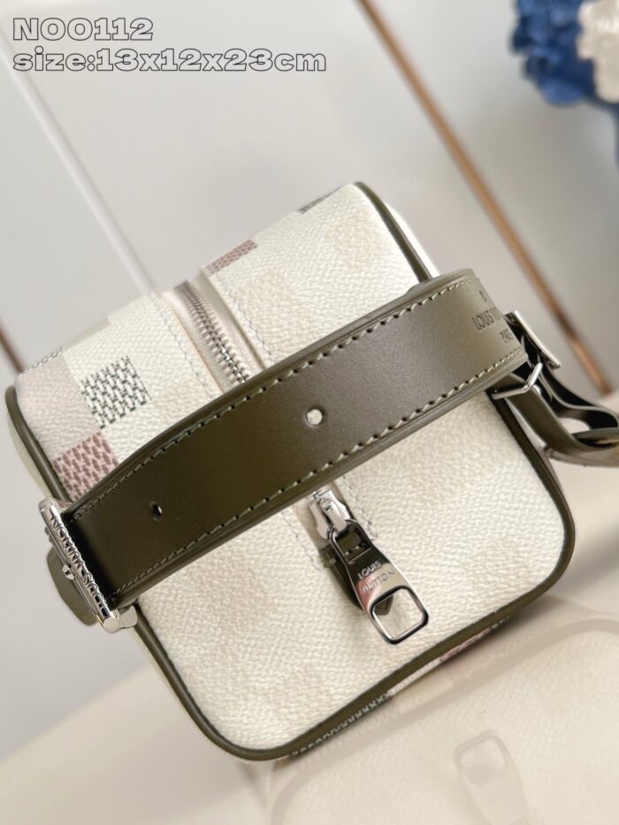 Borsa elegante a struttura con cinturino verde oliva e dettagli metallici raffinati.