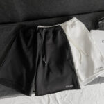 Pantaloncini CELINE neri e bianchi in stile minimalista con logo discreto.