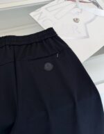 Pantaloni sportivi neri con logo, stile casual e shopping brand di moda italiana.