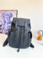 Zaino nero elegante in stile luxury con dettagli pratici e design moderno e sofisticato.