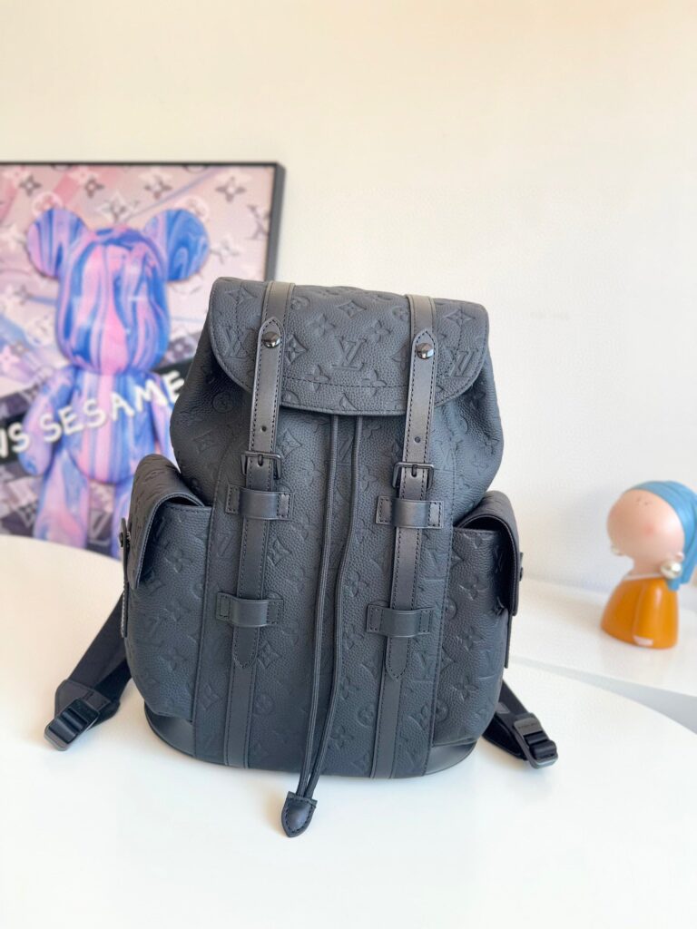 Zaino nero elegante in stile luxury con dettagli pratici e design moderno e sofisticato.