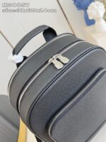 Zaino nero minimalista elegante, spazioso e pratico per uomo e donna, stile moderno e sofisticato.