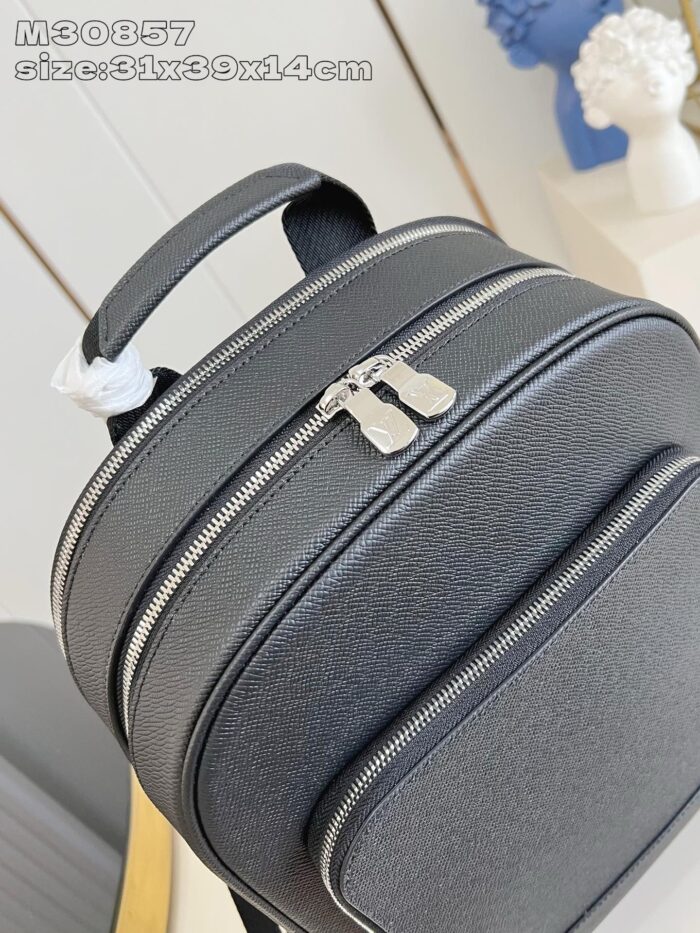 Zaino nero minimalista elegante, spazioso e pratico per uomo e donna, stile moderno e sofisticato.