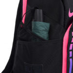 Zaino Nike sportivo nero con dettagli rosa, tasche funzionali e ombrello integrato elegante.