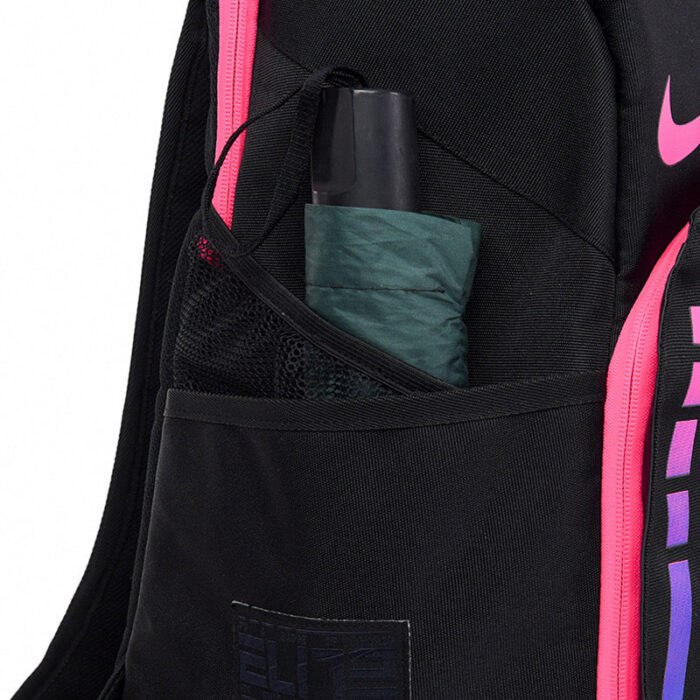 Zaino Nike sportivo nero con dettagli rosa, tasche funzionali e ombrello integrato elegante.