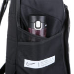 Zaino nero con bottiglia dacqua elegante, ideale per sport e daily life.