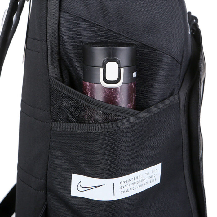 Zaino nero con bottiglia dacqua elegante, ideale per sport e daily life.