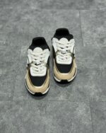 Sneakers moderne nero e beige, design casual e versatile, perfette per sport e stile everyday.