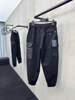 Pantaloni jogger neri moderni, urban, versatili, con tasche pratiche e design minimalista.