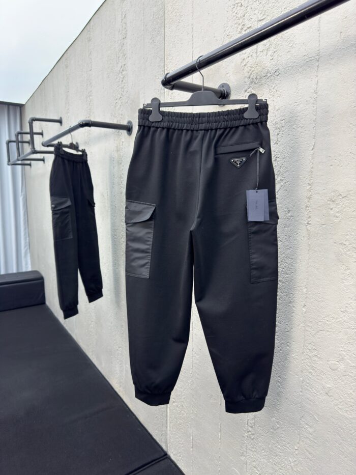 Pantaloni jogger neri moderni, urban, versatili, con tasche pratiche e design minimalista.