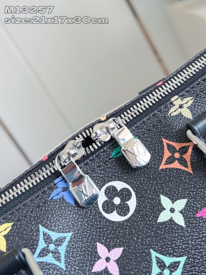Borsa nera con motivi colorati, zip elegante e stile moderno in pelle resistente.