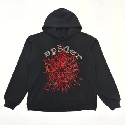 Felpa nera con logo spider web e dettagli metallici, stile streetwear e design unico.