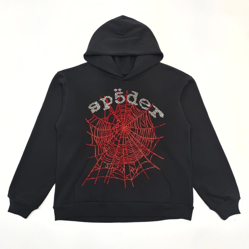 Felpa nera con logo spider web e dettagli metallici, stile streetwear e design unico.