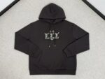 Felpa nera con grafica Y V V, cappuccio e tasca frontale, stile urbano e casual.