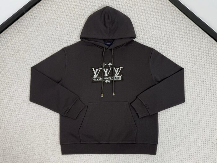 Felpa nera con grafica Y V V, cappuccio e tasca frontale, stile urbano e casual.