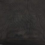 Felpa nera con ricamo spider minimalista, comoda e versatile, perfetta per uno stile semplice.