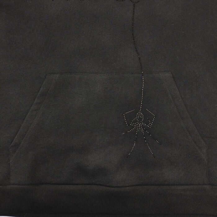 Felpa nera con ricamo spider minimalista, comoda e versatile, perfetta per uno stile semplice.