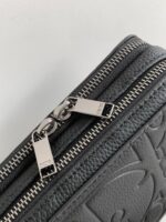 Borsa in pelle grigia elegante con zip metallizzata e dettagli raffinati, ideale per ogni occasione.