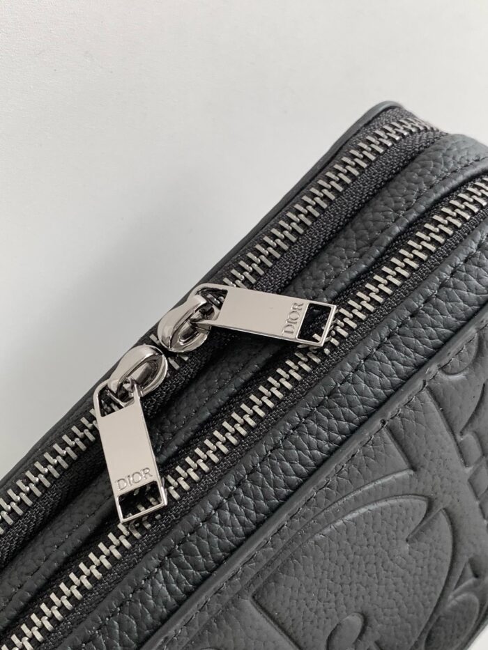 Borsa in pelle grigia elegante con zip metallizzata e dettagli raffinati, ideale per ogni occasione.