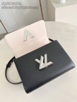 Borsa donna in pelle nera con interno rosa, design elegante e tracolla rimovibile.
