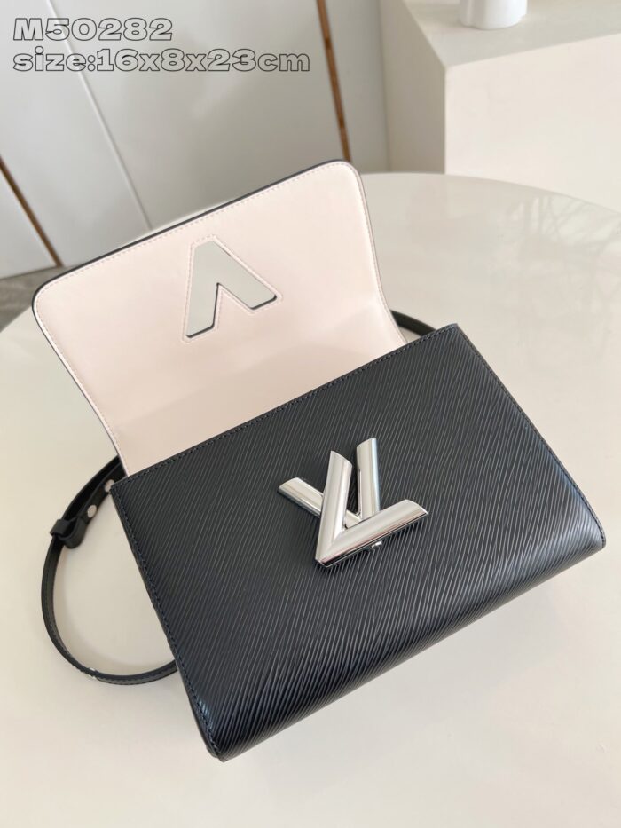 Borsa donna in pelle nera con interno rosa, design elegante e tracolla rimovibile.