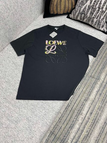 T-shirt nero Loewe con logo metallico e dettagli artistici, stile moderno e di lusso.