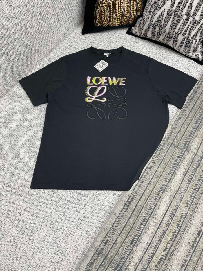 T-shirt nero Loewe con logo metallico e dettagli artistici, stile moderno e di lusso.