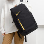 Zaino Nike nero con dettaglio geometrico giallo, stile moderno e funzionale per ogni occasione.
