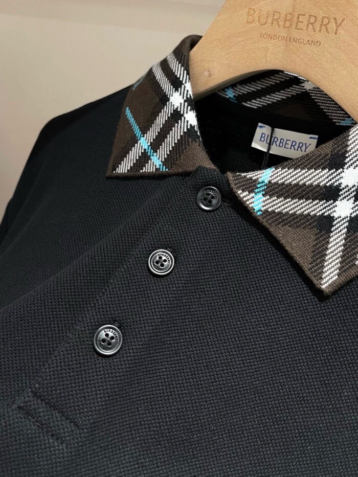 Polo nero Burberry con colletto checkino inglese e dettagli eleganti, tessuto di alta qualità.