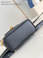 Borsa nera elegante con chiusura oro e tracolla regolabile, stile moderno e raffinato.