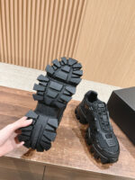 Sneaker nera moderna e antiscivolo con suola robusta e design urbano versatile.