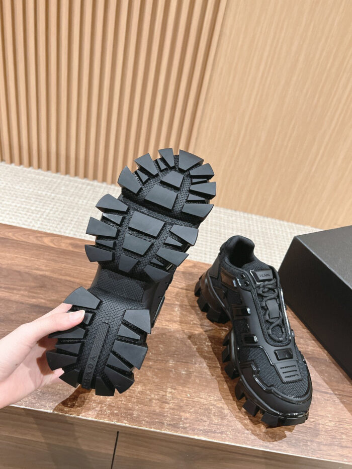 Sneaker nera moderna e antiscivolo con suola robusta e design urbano versatile.