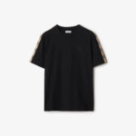 T-shirt nera sportiva con dettagli sulle spalle e logo discreto frontale.