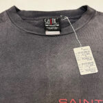 T-shirt nera Saint con logo rosso e stile vintage, perfetta per un look casual e alla moda.