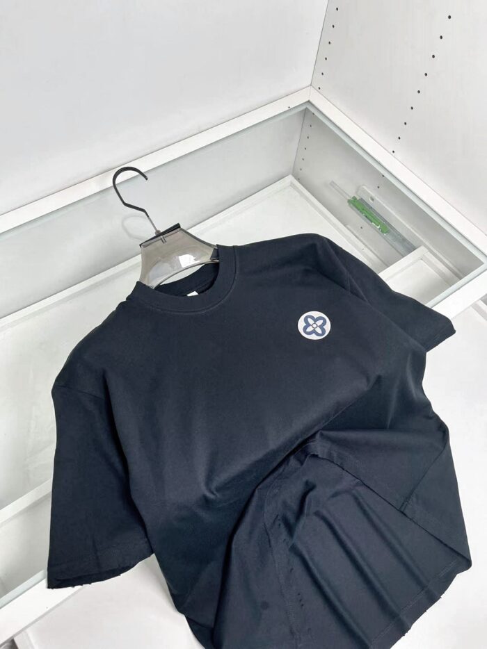Maglietta nera minimalista con logo discreto, vestibilità comoda, stile semplice ed elegante.