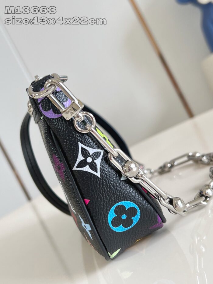 Borsa triangolare nera con motivi colorati, catena in metallo e stile elegante.