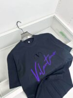 T-shirt nero Valentino con logo viola e cuore, stile minimalista e di tendenza.