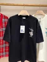 Maglietta nera con grafica artistica di cavaliere, stile casual, elegante e alla moda.