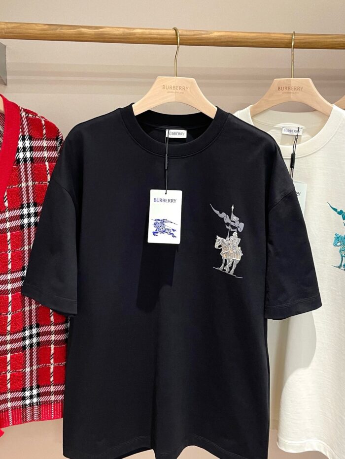 Maglietta nera con grafica artistica di cavaliere, stile casual, elegante e alla moda.