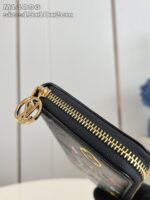Portafoglio nero elegante con chiusura a zip oro, charm raffinato e design compatto e sofisticato.