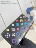Portafoglio di lusso con motivi colorati e logo iconico su sfondo nero elegante.