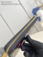 Portafoglio nero elegante con patch colorati e cerniera dorata, stile moderno e raffinato.