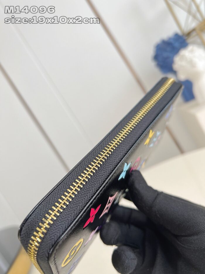 Portafoglio nero elegante con patch colorati e cerniera dorata, stile moderno e raffinato.