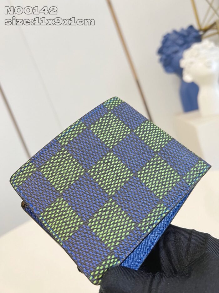 Portafoglio a quadretti verde e blu in mano elegante, stile moderno e sofisticato.