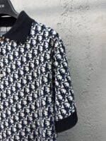 Polo elegante con motivo blu e dettagli navy, perfetta per look casual e raffinati.