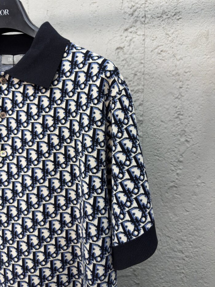 Polo elegante con motivo blu e dettagli navy, perfetta per look casual e raffinati.