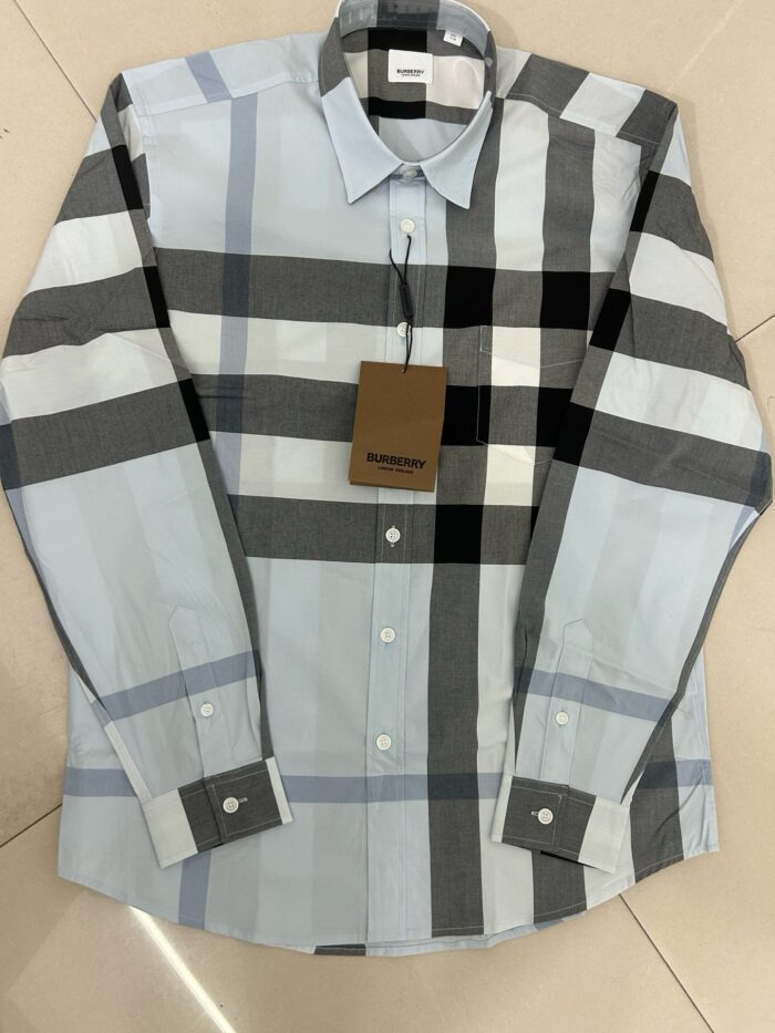 Camicia a quadri blu, grigia e nera con colletto button-down, elegante e casual.
