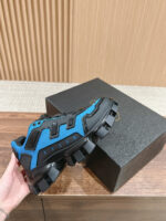 Sneakers blu moderne con suola rugged, design dinamico e dettagli innovativi, perfette per stile e outdoor.